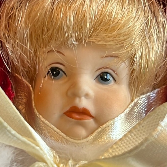 Vintage Kurt Adler porcelain holiday caroller in red velvet w/white fur trim-NWT - Picture 7 of 16